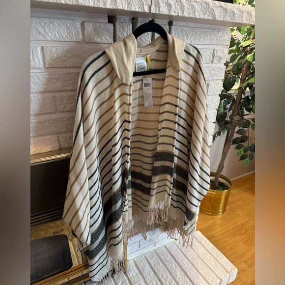 BCBG sweater/cape/ponch with hood - Picture 2 of 4